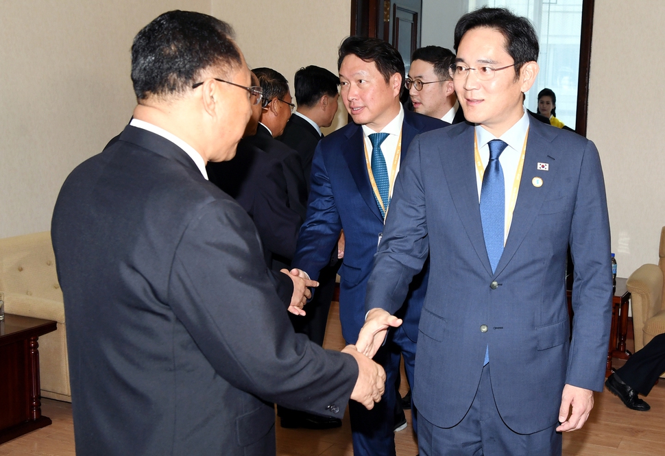 이재용 삼성전자 부회장(오른쪽 앞줄), 최태원 에스케이그룹 회장(오른쪽 둘째줄), 구광모 엘지그룹 회장(오른쪽 셋째줄) 등 남북정상회담 특별수행단에 포함된 경제인들이 18일 인민문화궁전에서 열린 리용남 북한 내각부총리 면담에 참석하며 북쪽 참석자들과 악수하고 있다. 평양사진공동취재단