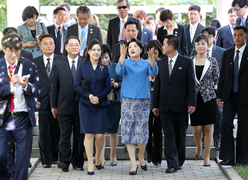 문재인 대통령 부인 김정숙 여사와 김정은 국무위원장 부인 리설주 여사가 18일 오후 평양 음악종합대학을 방문해 대화하며 이동하고 있다. 평양사진공동취재단