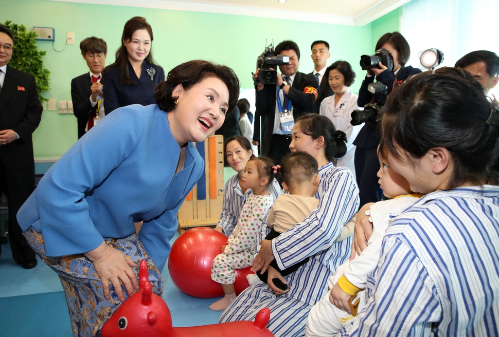 문재인 대통령 부인 김정숙 여사와 김정은 국무위원장 부인 리설주 여사가 18일 오후 평양 옥류아동병원을 방문해 어린이 환자들을 격려하고 있다. 평양사진공동취재단