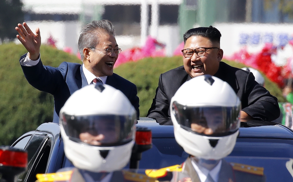 문재인 대통령과 김정은 국무위원장이 18일 오전 평양 시내를 함께 퍼레이드 하며 환영하는 평양 시민들에게 손을 들어 답례하고 있다. 2018.9.18./평양사진공동취재단