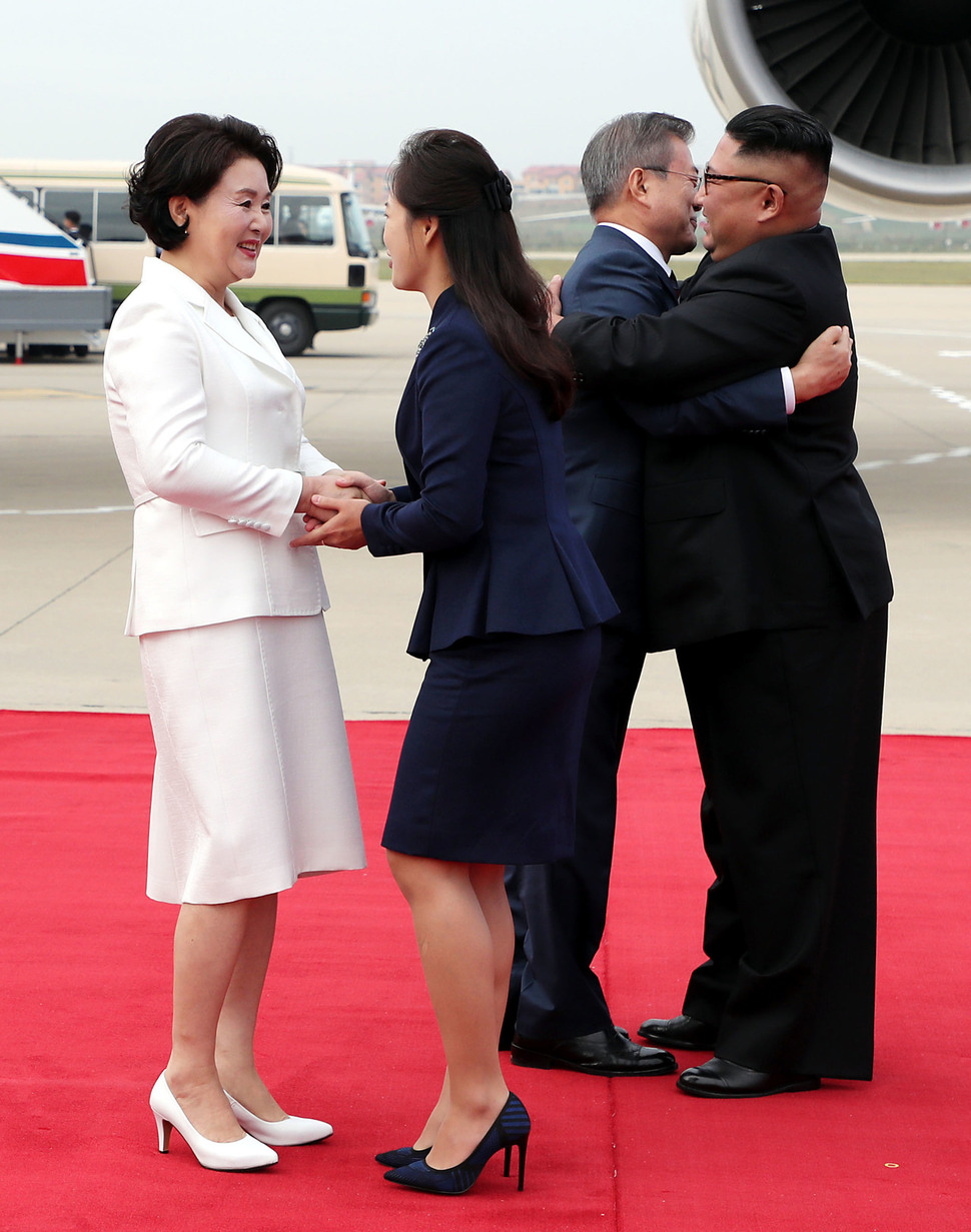 문재인 대통령과 부인 김정숙 여사가 18일 오전 평양 순안공항에 도착해 마중나온 김정은 국무위원장과 부인 리설주 여사와 인사하고 있다. 평양사진공동취재단/김정효 기자 hyopd@hani.co.kr