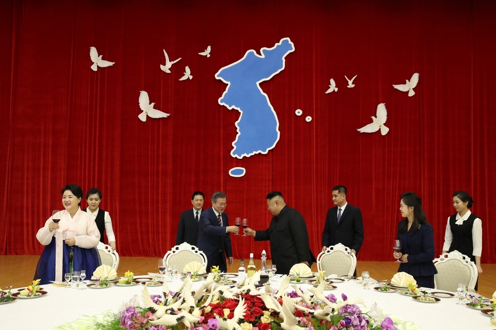 문재인 대통령과 부인 김정숙 여사, 김정은 국무위원장과 부인 리설주 여사가 18일 오후 평양 목란관에서 열린 남북정상회담 환영 만찬에서 건배하고 있다. 평양사진공동취재단/김정효 기자