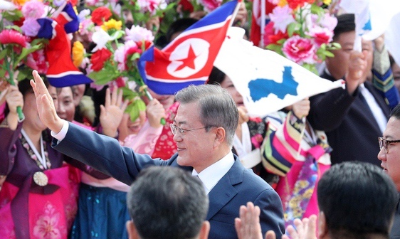 순안공항에 첫 등장 ‘한반도기·인공기’ 물결에 담긴 뜻은…