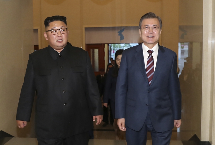 문재인 대통령과 부인 김정숙 여사, 김정은 국무위원장 내외가 18일 오후 평양대극장에서 열린 삼지연 관현악단 환영 예술공연에 입장하고 있다. 평양사진공동취재단