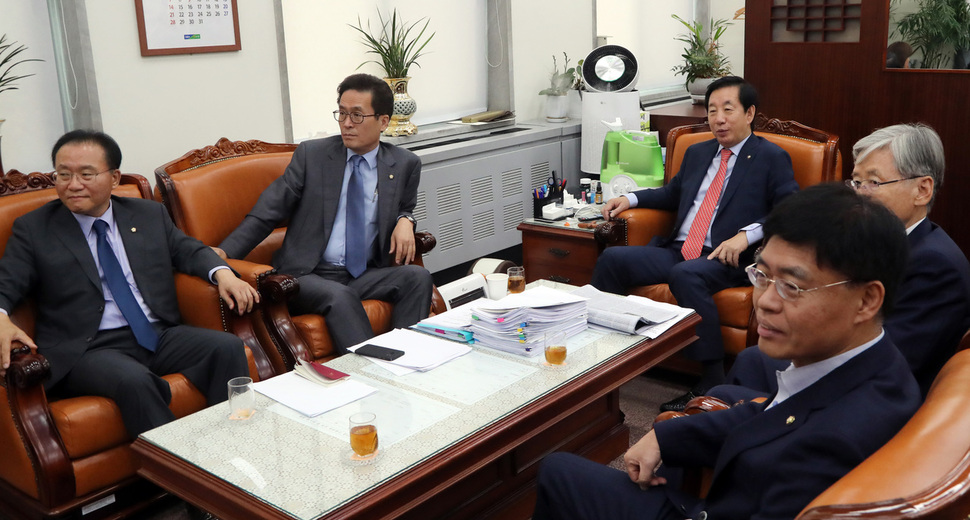 김성태 자유한국당 원내대표가 18일 오전 국회에서 문재인 대통령이 평양 순안국제공항에 도착하는 모습을 전하는 방송 중계를 시청하고 있다. 김경호 선임기자 jijae@hani.co.kr