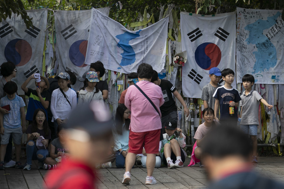 서울가온초교 학생들이 19일 오전 경기도 파주시 임진각으로 체험학습을 나와 자유의다리 위에서 한반도기 위에 적힌 '평화', '한민족', '통일' 등의 손글씨를 보고 있다. 파주/김성광 기자 flysg2@hani.co.kr