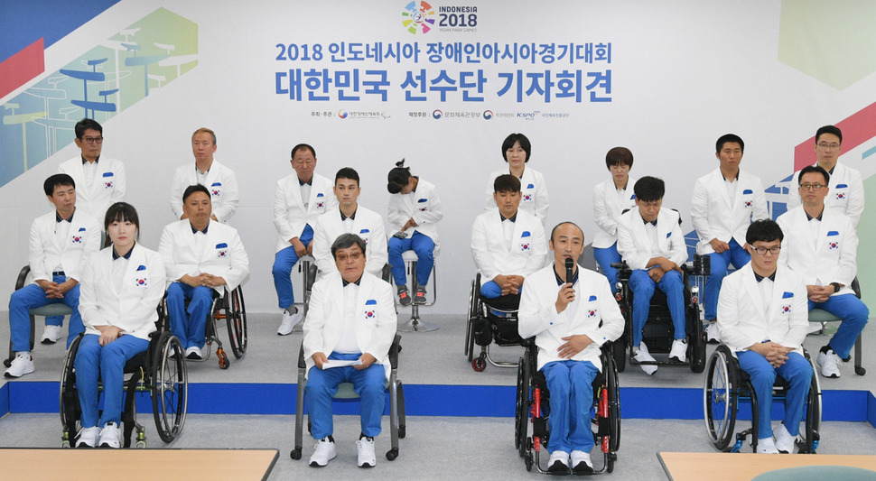 2018 인도네시아 장애인아시안게임에 출전하는 한국 선수단 정진완 총감독이 19일 오후 경기도 이천시 대한장애인체육회 이천훈련원에서 열린 결단식에서 취재진의 질문에 답하고 있다. 다음달 6일부터 13일까지 8일간 인도네시아 자카르타에서 열리는 이번 대회는 우리나라 선수 207명을 비롯해 43개국 3000여명의 선수들이 우정의 레이스를 펼친다. 이천/사진공동취재단