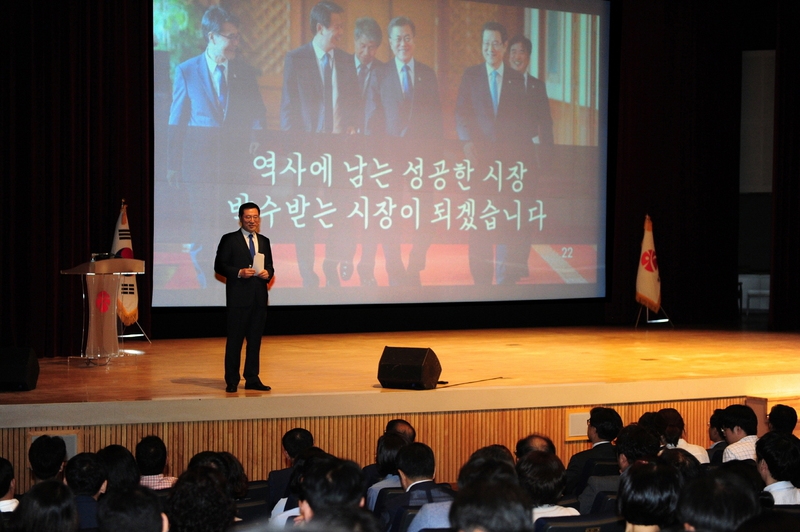 이용섭 광주시장이 지난 7월 취임식 때 정책 방향과 포부 등을 이야기하고 있다. 정대하 기자