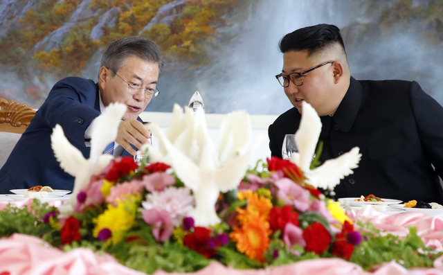 문재인 대통령과 김정은 국무위원장이 19일 낮 평양 옥류관에서 열린 오찬에서 '평양소주'를 보며 얘기를 나누고 있다. 평양사진공동취재단