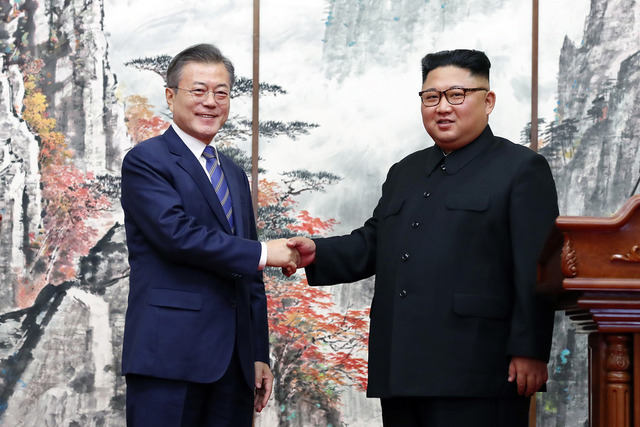 문재인 대통령과 김정은 국무위원장이 19일 평양 백화원영빈관에서 평양공동선언을 발표한 뒤 악수하고 있다. 평양사진공동취재단