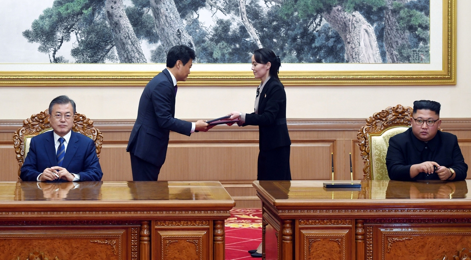문재인 대통령과 김정은 국무위원장이 19일 오전 평양 백화원영빈관에서 서명한 ‘9월 평양공동선언’ 합의문을 김종천 청와대 의전비서관(왼쪽 둘째)과 김여정 북한 노동당 중앙위원회 제1부부장(오른쪽 둘째)이 교환하고 있다. 평양사진공동취재단/김정효 기자 hyopd@hani.co.kr