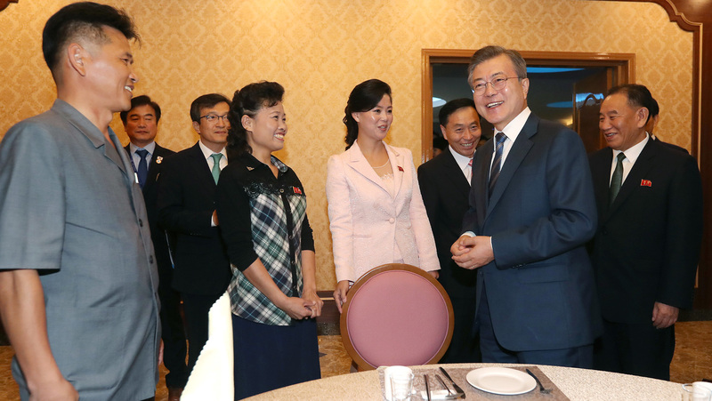 문재인 대통령이 19일 저녁 만찬장소인 평양 대동강구역 ‘대동강 수산물 식당’에서 시민들과 대화하고 있다. 연합뉴스