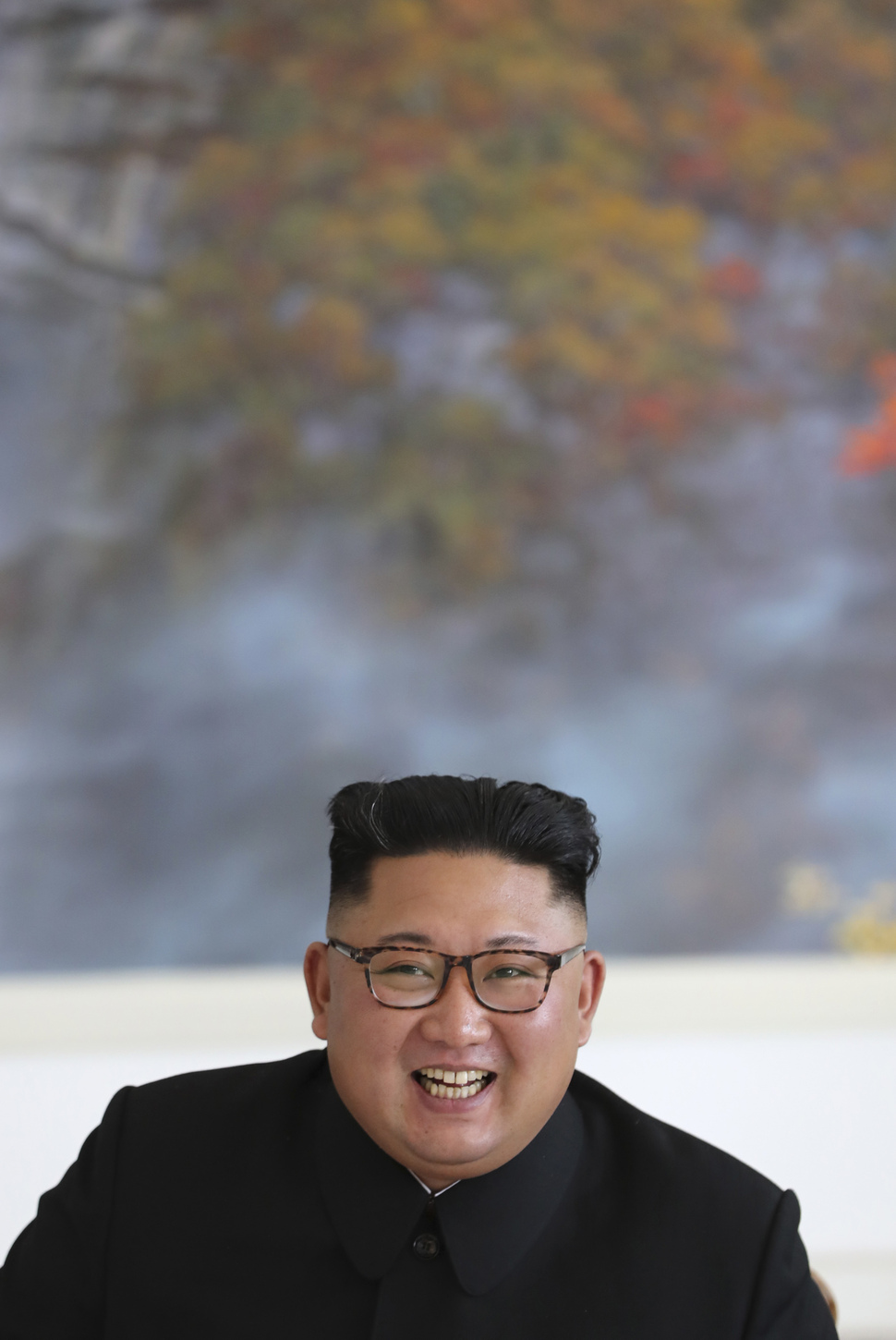 김정은 국무위원장이 19일 평양 옥류관에서 문재인 대통령과 오찬하며 밝게 웃고 있다. 평양사진공동취재단