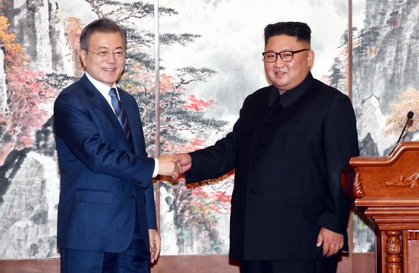 문재인 대통령과 김정은 국무위원장이 19일 백화원 영빈관에서 정상회담을 마친 뒤 평양공동선언서에 서명한 뒤 악수하고 있다. 평양사진공동취재단 문재인 대통령과 김정은 국무위원장이 19일 백화원 영빈관에서 정상회담을 마친 뒤 평양공동선언서에 서명한 뒤 악수하고 있다. 평양사진공동취재단