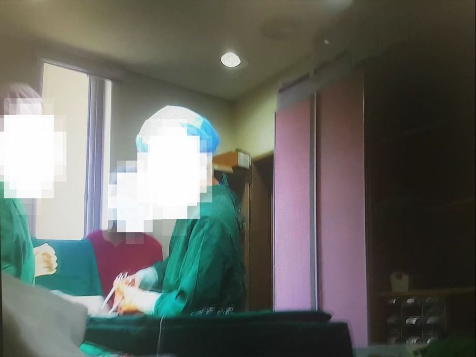 병원 폐회로 티브이에 잡힌 무면허 의료행위 장면 울산경찰청 제공