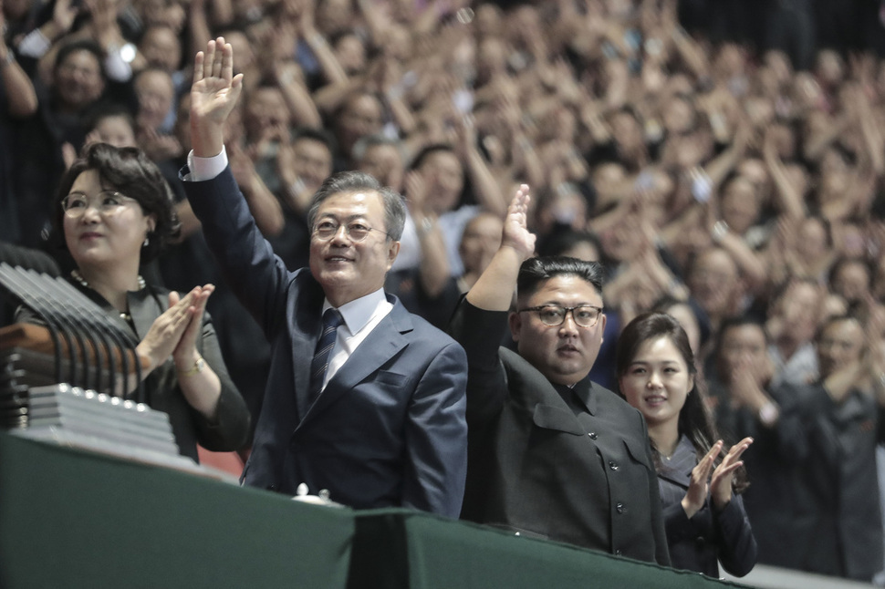 문재인 대통령과 김정은 국무위원장이 19일 밤 평양 5.1경기장에서 열린 남북정상회담 경축 대집단체조와 예술공연 ‘빛나는 조국’에 입장한 뒤 손을 들어 인사하고 있다. 평양사진공동취재단/김정효 기자