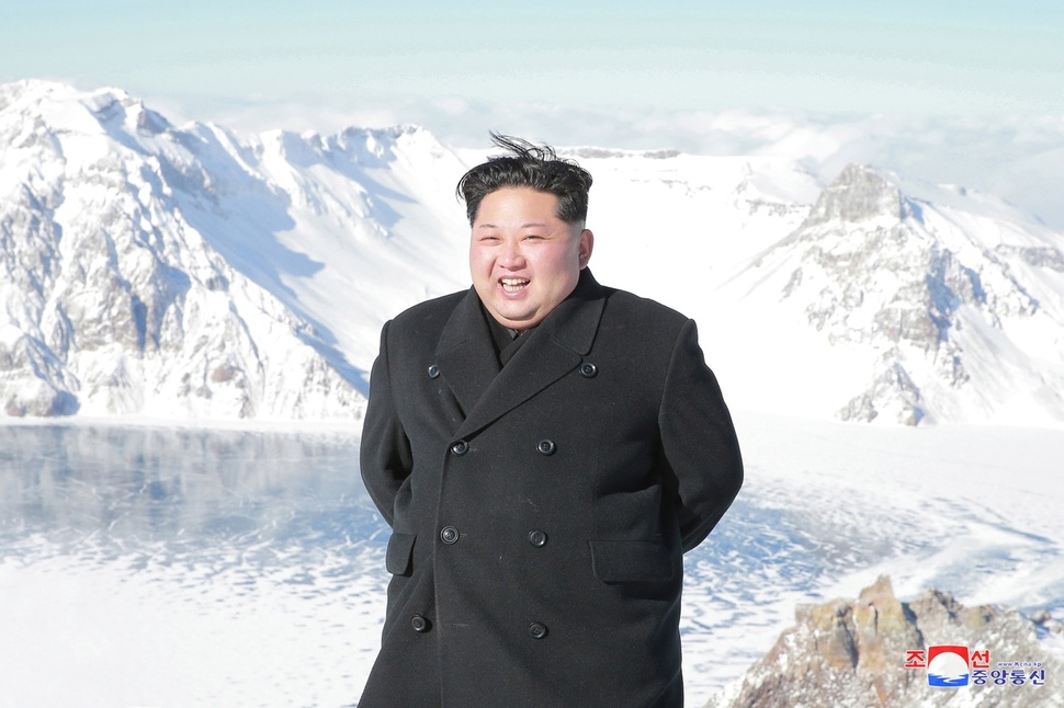 2017년 12월9일 북한 김정은 노동당 위원장이 백두산에 올랐다고 조선중앙통신이 보도했다. 조선중앙통신.