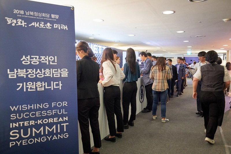 식음료 부스 앞에 결제하려는 사람들이 길게 줄을 서 있다. 파리바게뜨 제공