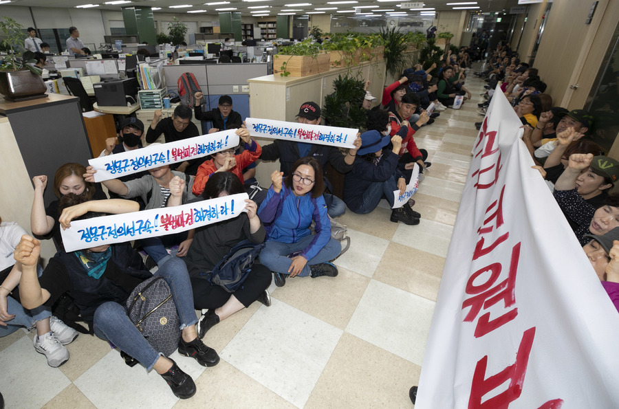 금속노조 현대기아차비정규직지회 조합원 300여명이 20일 오후 서울 중구 장교빌딩 4층 서울지방고용노동청 사무실을 점거하며 펼침막을 들어 보이고 있다. 조합원들은 이날 서울지방고용노동청 사무실에서 기아차 사내 하청 노동자에 대한 직접고용 이행 명령을 내리라고 요구했다. 김성광 기자 flysg2@hani.co.kr