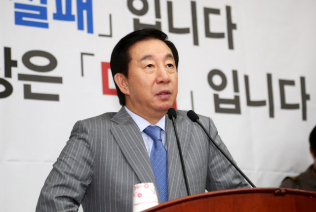 19일 오후 국회에서 열린 자유한국당 긴급의원총회에서 김성태 원내대표가 발언하고 있다. 연합뉴스