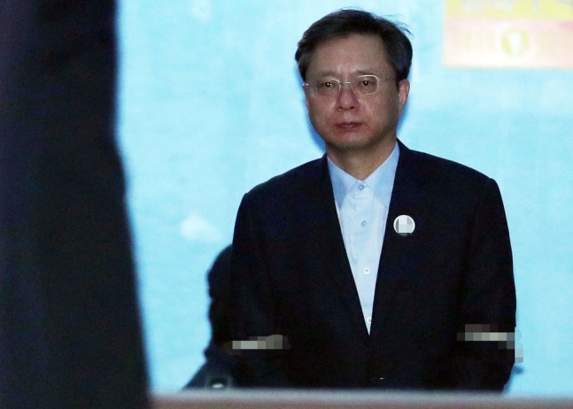 박근혜 정부의 국정농단 사태를 축소·은폐하고 직권을 남용했다는 혐의 등으로 기소된 우병우 전 청와대 민정수석이 22일 오후 서울 서초구 서울중앙지법에서 열린 1심 선고공판에서 징역 2년 6개월의 실형을 선고받은 뒤 호송차로 이동하고 있다. 백소아 기자 thanks@hani.co.kr