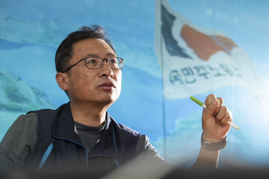 김명환 민주노총 위원장이 21일 오전 서울 중구 민주노총 사무실에서 <한겨레>와 인터뷰하고 있다. 김성광 기자 flysg2@hani.co.kr