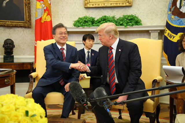 문재인 대통령이 지난 5월22일 백악관 오벌오피스에서 열린 한-미 정상회담에서 트럼프 미국 대통령과 악수하고 있다.