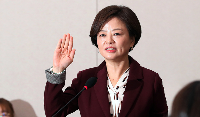 진선미 여성가족부 장관 후보자가 20일 오전 국회 여성가족위원회에서 열린 인사청문회에서 선서를 하고 있다.김경호 선임기자 jijae@hani.co.kr