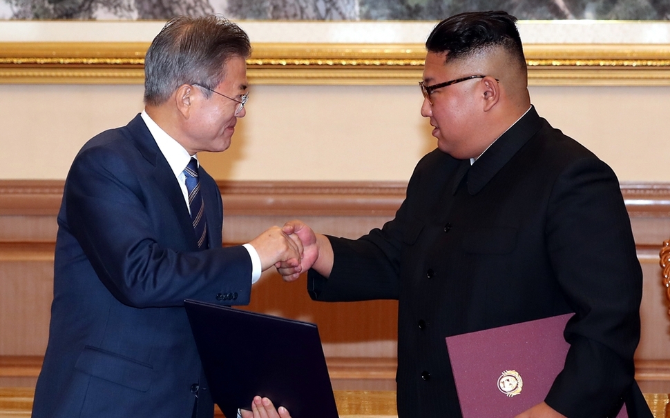남북 정상이 회담 둘째 날인 9월19일 오전 백화원 영빈관에서 평양공동선언에 합의한 뒤 합의문을 교환하며 악수하고 있다.