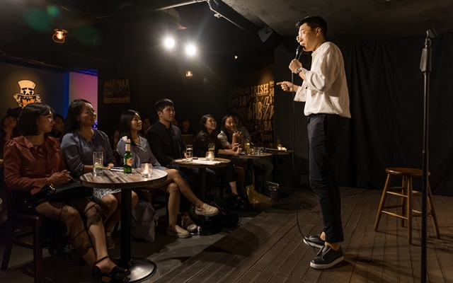 무대에서 마이크 하나 들고 스탠드업 코미디를 하는 이용주씨. 박승화 기자