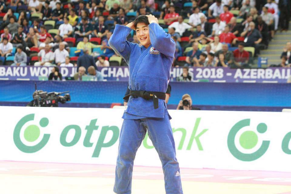 안창림이 22일(한국시각) 아제르바이잔 바쿠 국립체육관에서 열린 2018 세계유도선수권대회 남자 73㎏급 결승전에서 하시모토 소이치(세계 1위)를 한판승으로 누른 뒤 뿌듯한 표정을 짓고 있다. 대한유도회 제공