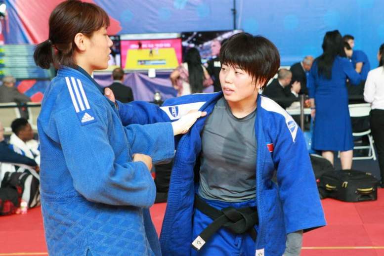 남북한 유도 선수들이 24일(현지시각) 아제르바이잔 바쿠의 2018 세계유도선수권대회 연습장에서 함께 훈련하고 있다. 이들은 27일 혼성 단체전에 남북단일팀을 구성해 가슴에 한반도기를, 국명도 한국(KOR)과 북한(PRK) 대신 ‘COR’로 바꿔 달고 출전한다. 대한유도회 제공