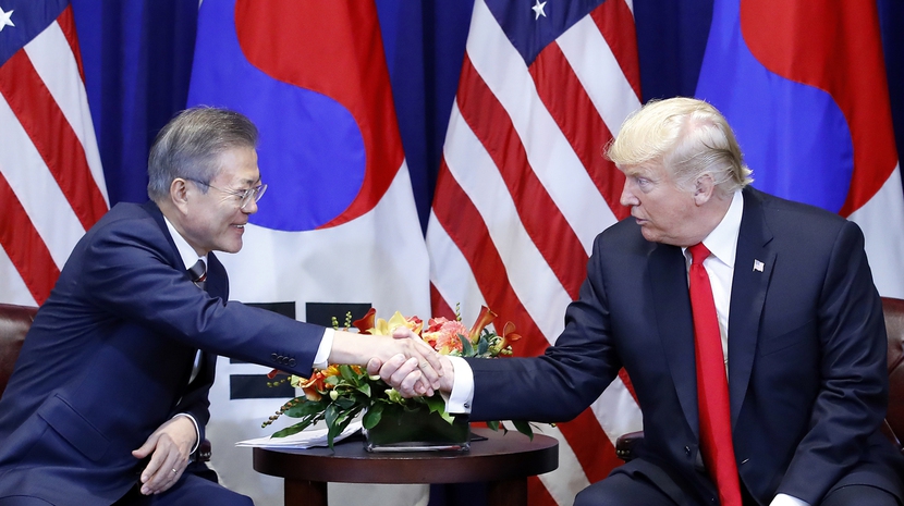 문재인 대통령과 도널드 트럼프 미국 대통령이 24일 오후 (현지시간) 미국 뉴욕 롯데 뉴욕팰리스 호텔에서 정상회담을 하던 도중 악수를 하고 있다. 연합뉴스