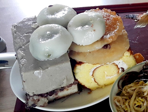 제주 추석 차례상에 올라간 떡과 빵. 가장 위의 동그란 떡이 송편이며 송편 아래로 왼쪽에는 청묵과 시루떡, 오른쪽에는 기름떡과 롤케이크가 올라가 있다. 연합뉴스