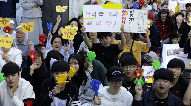 '1354번째 일본군 성노예제 문제해결을 위한 정기 수요시위'가 26일 낮 서울 종로구 일본대사관 앞에서 열리고 있다. 이날 집회는 한국천주교 여자수도회 장상연합회 주최로 열렸다. 김명진 기자 littleprince@hani.co.kr