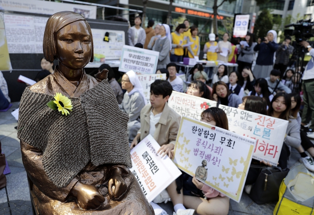 '1354번째 일본군 성노예제 문제해결을 위한 정기 수요시위'가 26일 낮 서울 종로구 옛 일본대사관 앞에서 열리고 있다. 이날 집회는 한국천주교 여자수도회 장상연합회 주최로 열렸다. 김명진 기자 littleprince@hani.co.kr