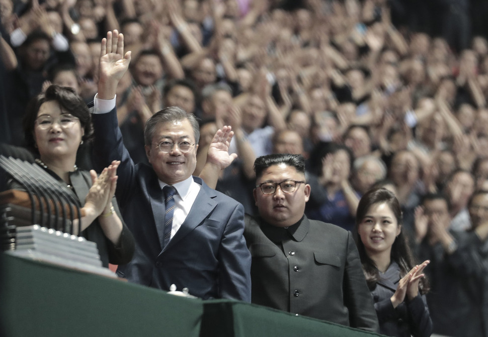 문재인 대통령과 북한 김정은 국무위원장이 19일 밤 평양 5.1경기장에서 열린 남북정상회담 경축 대집단체조와 예술공연 '빛나는 조국'에 입장한 뒤 손을 들어 인사하고 있다. 평양사진공동취재단