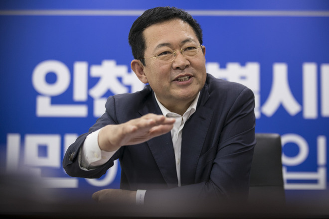 박남춘 인천시장이 7월5일 오후 인천 남동구 인천시장 시장실에서 <한겨레>와 인터뷰하고 있다. 인천/김성광 기자 flysg2@hani.co.kr