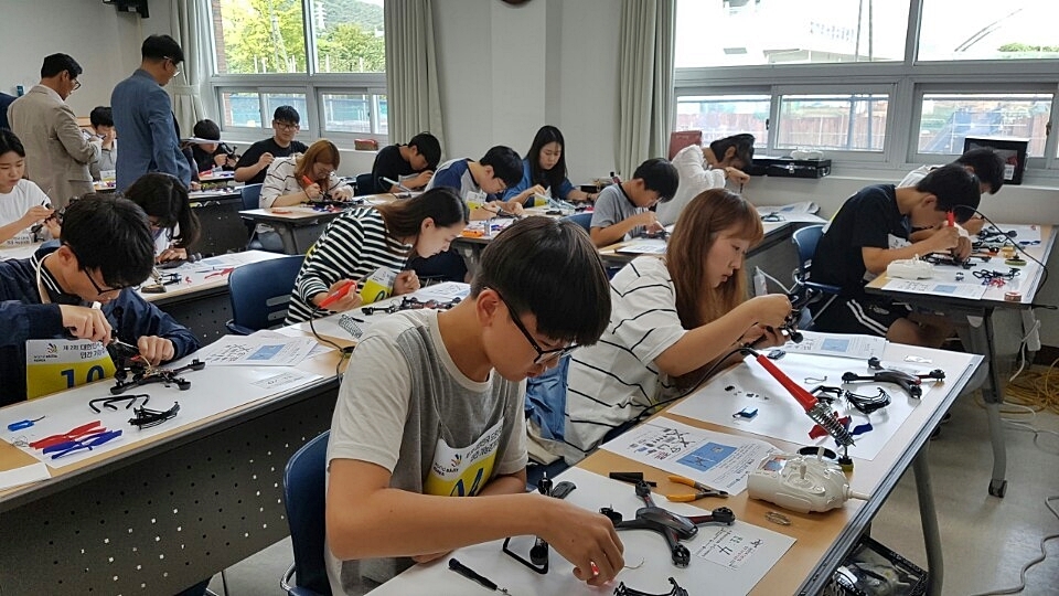 드론의 기계 구조와 비행·활용 기량을 겨루는 드론대회인 대한민국 드론산업 민간기능 경기대회가 29일 대덕과학특구 대전소프트웨어 마이스터고 강당에서 열린다. 지난해 이 대회에 참가한 청소년들이 드론을 조립하고 있다. 케이티시 사회적협동조합 제공