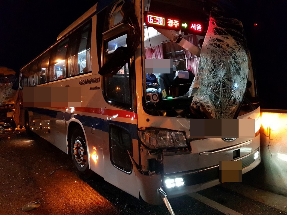 26일 오후 7시 20분께 경부고속도로 상행선 청주시 흥덕구 강내면 학천리 청주나들목 인근에서 고속버스 3대가 잇따라 추돌했다. 연합뉴스