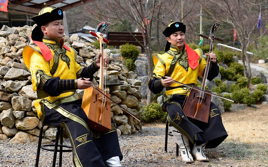 경기도 남양주시 몽골문화촌에서 몽골 공연단원들이 전통악기 공연을 하고 있다.
