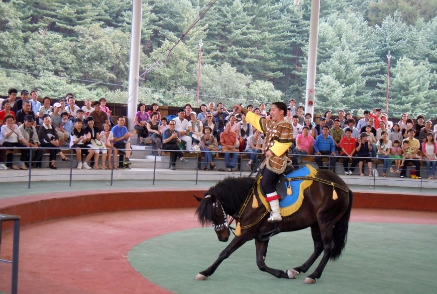 2000년 경기도 남양주시 수동면에 건립된 국내 유일의 몽골문화촌이 만성적자로 폐쇄될 위기를 맞고 있다. 사진은 마상공연 모습.