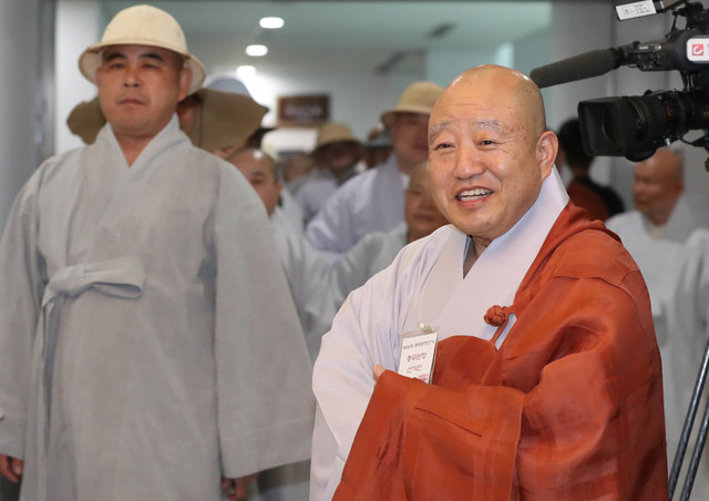 28일 오후 서울 종로구 한국불교역사문화기념관에서 열린 제36대 조계종 총무원장 선거에서 총무원장에 당선된 원행 스님(오른쪽)이 투표를 마친 뒤 다른 스님들과 인사하고 있다. 신소영 기자 viator@hani.co.kr