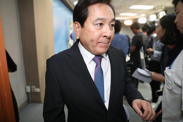 심재철 자유한국당 의원이 지난 26일 오후 국회 정론관에서 의원실 보좌진 고발과 압수수색 등 야당탄압과 국정감사 무력화 시도 중단과 재발방지를 촉구하는 기자회견을 한 뒤 회견장을 나서고 있다.강창광 기자 chang@hani.co.kr