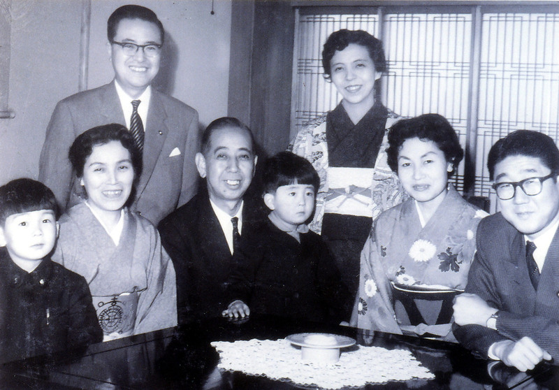 기시 노부스케(앞줄 가운데) 전 일본 총리가 손자인 아베 신조를 무릎에 앉히고 가족사진을 찍었다. 앞줄 맨 오른쪽이 신조의 아버지인 아베 신타로, 뒷줄 오른쪽에 서 있는 여성이 어머니 요코, 그리고 앞줄 맨 왼쪽이 형 히로노부다. 일본 총리관저 제공