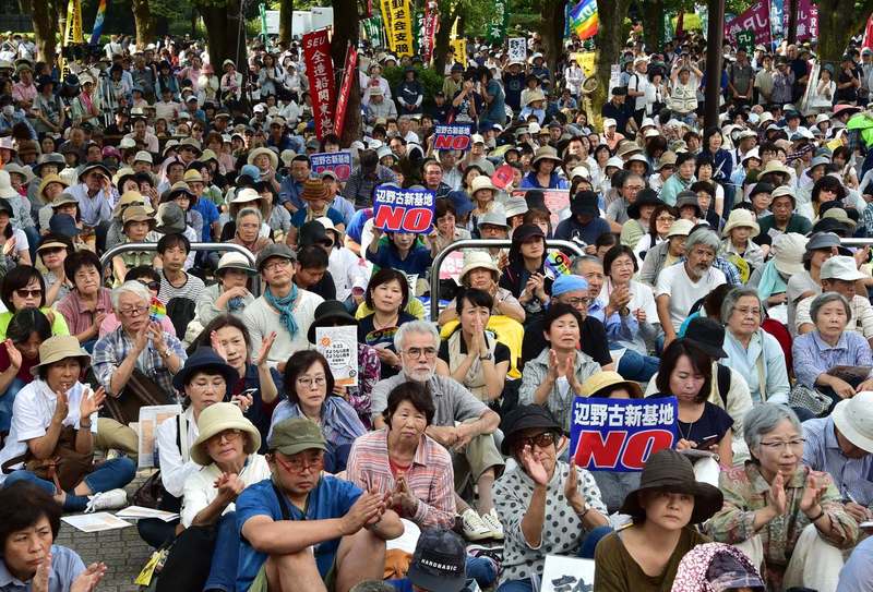 2015년 9월23일 일본 도쿄에서 2만5000여명의 시민이 아베 신조 정권의 안보법제 제정·개정 강행처리와 원전 재가동 정책에 반대하는 대규모 시위를 벌이고 있다. 도쿄/AFP 연합뉴스