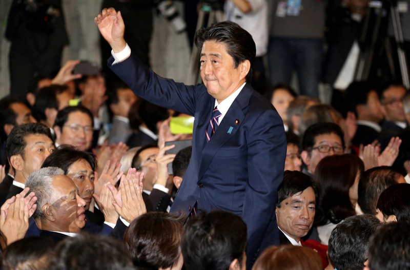지난 20일 치러진 일본 자민당 총재 선거에서 승리한 아베 신조 일본 총리가 박수를 치는 동료 의원들에게 감사 인사를 하고 있다. 도쿄/AP 연합뉴스