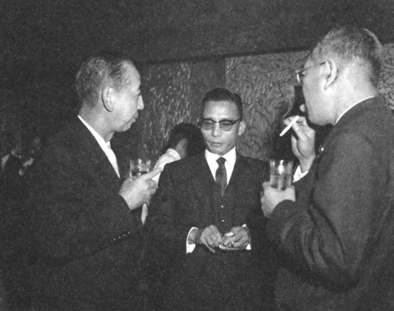 1961년 11월 일본을 방문한 박정희(가운데)가 총리관저 만찬회에서 기시 노부스케(왼쪽) 등을 만나고 있다. 민족문제연구소 제공