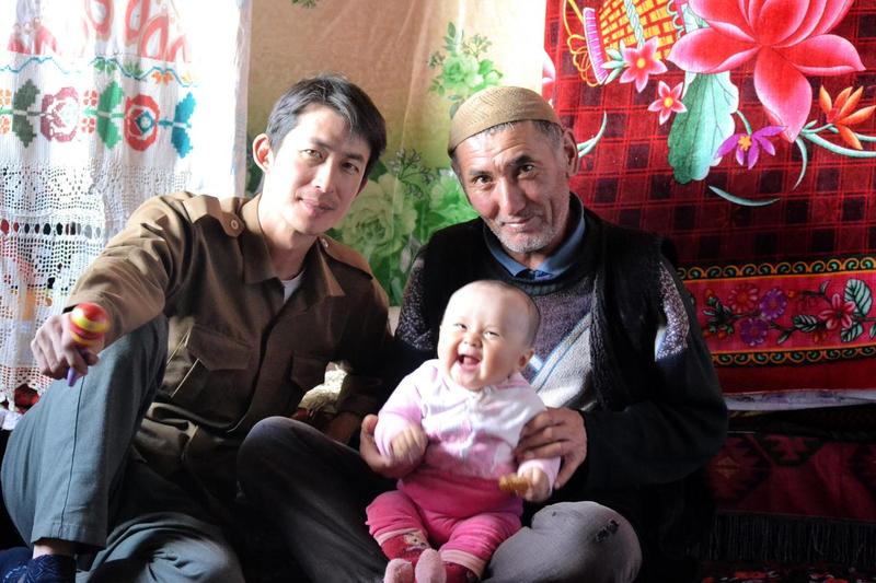중앙아시아 연구자인 윤성제씨가 22년째 목동으로 일하는 바크트 벡 및 그의 손녀와 함께 포즈를 취하고 있다. 공원국 제공