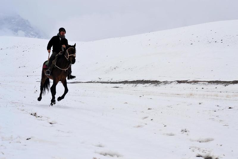 9월15일 키르기스 파미르고원에 첫눈이 내렸다. 눈 덮인 초원을 공원국 작가가 자신의 말 ‘바람’을 타고 달리고 있다.  공원국 제공
